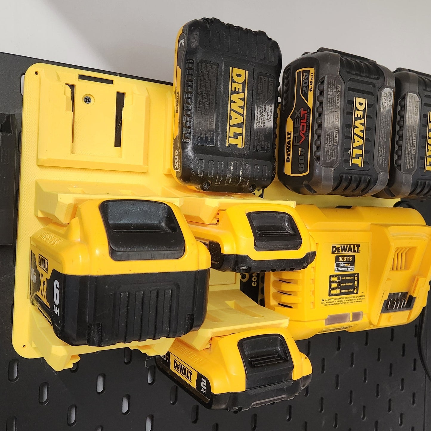 Organizador de pared para baterías Dewalt