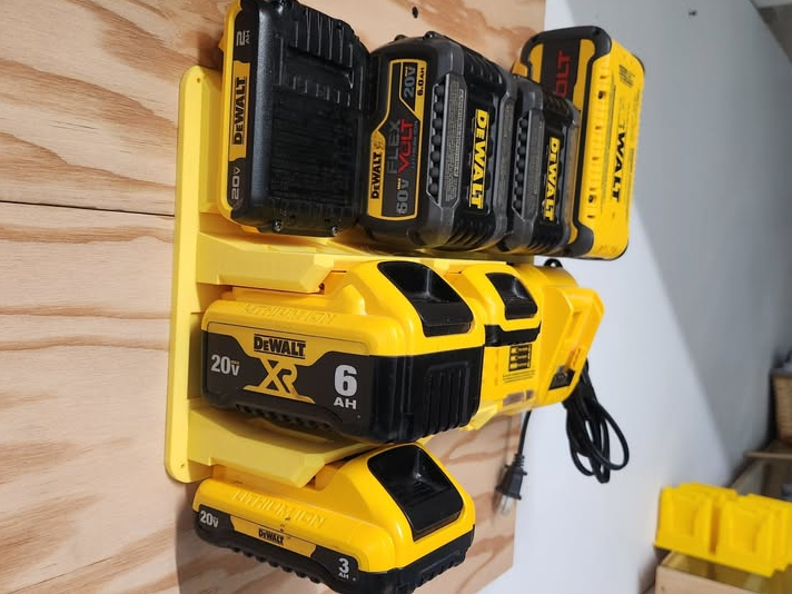 Organizador de pared para baterías Dewalt